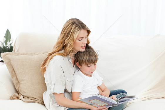 母亲与儿子一起读书家庭作业男性男生后代亲热成人教育闲暇喜悦快乐图片