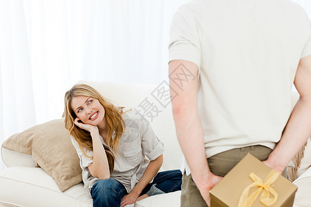 男人给妻子送礼物已婚生日女性沙发投标惊喜展示客厅夫妻长椅图片