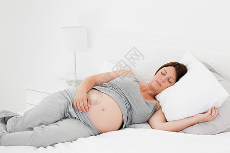 躺在床上的孕妇白色母性女士怀孕卧室长椅婴儿妈妈靴子沙发图片