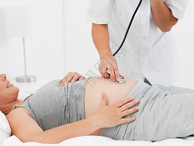 带护士的孕妇幸福父母妻子女性怀孕享受喜悦几个月女士腹部图片