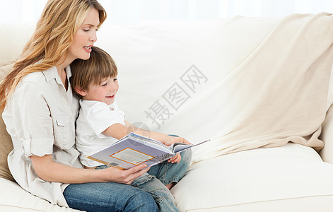 母亲与儿子一起读书快乐女孩教育学习乐趣故事童年闲暇女性男性图片