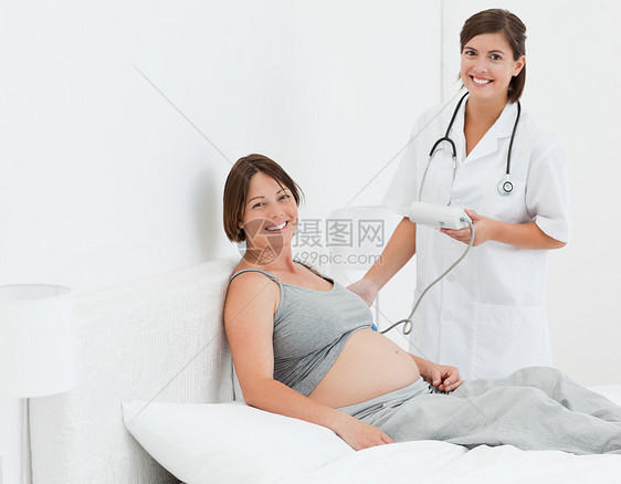 带护士的孕妇挤卖说谎母亲婴儿生活情感妻子腹部父母几个月喜悦图片