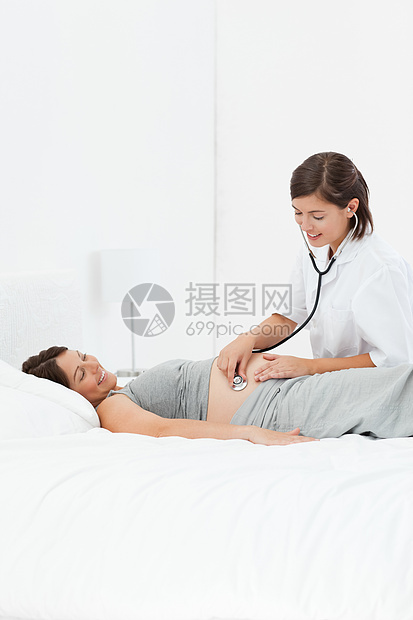 带护士的孕妇享受喜悦女士情感幸福白色怀孕父母腹部婴儿图片