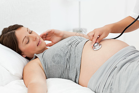 带护士的孕妇父母母亲腹部几个月妻子女士生活喜悦婴儿白色图片