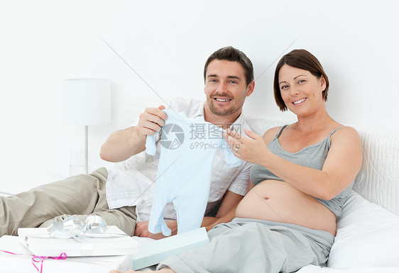 年轻未来的父母穿着乳衣幸福母性卧室说谎母亲喜悦夫妻怀孕妻子男人图片