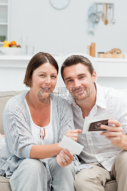 年轻情侣用X光照照镜头卧室情感父亲幸福男人享受父母母亲妻子怀孕图片