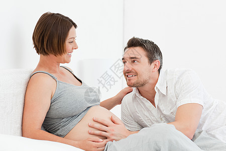 与丈夫在一起的孕妇婴儿母性享受妻子夫妻男人父亲女性怀孕几个月图片