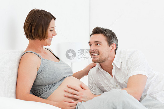 与丈夫在一起的孕妇婴儿母性享受妻子夫妻男人父亲女性怀孕几个月图片