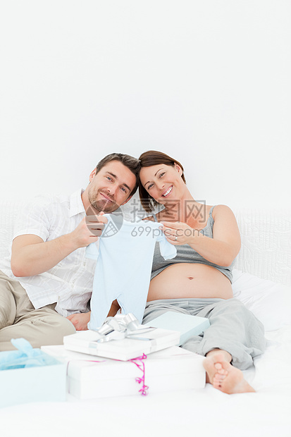 年轻未来的父母穿着乳衣幸福享受女士几个月爸爸喜悦男人怀孕婴儿情感图片