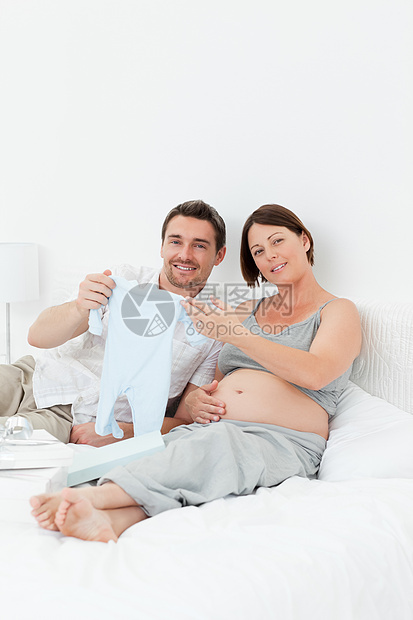 年轻未来的父母穿着乳衣怀孕腹部父亲男性婴儿幸福爸爸夫妻情感说谎图片