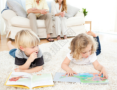 儿童阅读书籍父母男性男孩们女性孩子拥抱团体儿子沙发幸福图片