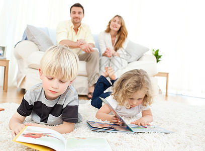 儿童阅读书籍母亲儿子快乐长椅电视节目男生喜悦幸福妈妈家庭图片