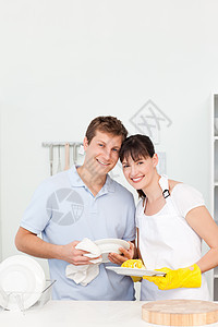 夫妇一起洗盘子女士已婚男性食物男人退休生活幸福餐具菜肴图片