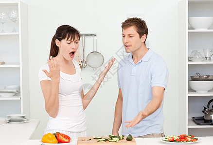 在厨房有争执的年轻恋人争议胡椒平底锅女士味道菜肴食物盘子乐趣午餐图片