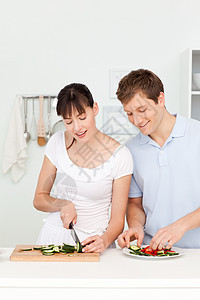 爱人在厨房一起做饭洋葱香料平底锅盘子蔬菜夫妻食物幸福草药女士图片