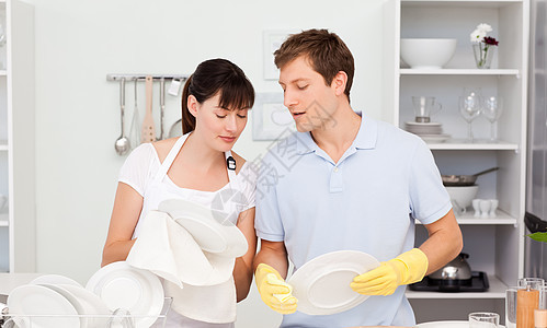 爱人一起洗盘子男人食物生活工人妻子平底锅已婚学士男性女士图片