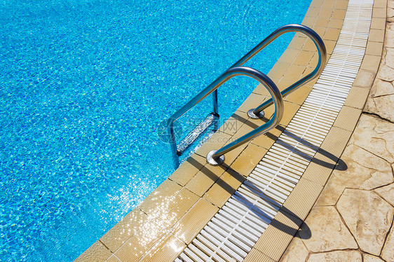 在游泳池中抓铁条梯子栏杆合金金属活动阳光入口旅行水池脚步楼梯图片