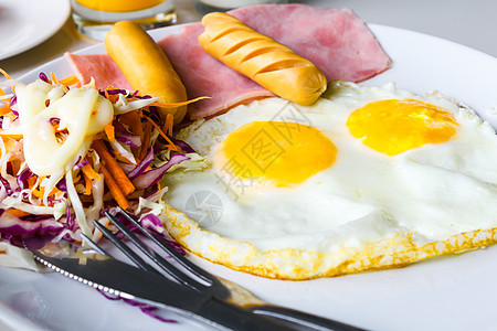 早餐加煎蛋美食油炸蛋黄黄色香肠白色盘子食物图片