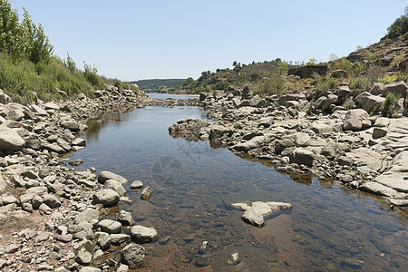洛基河岸水平绿色反射岩石场景石头巨石风景银行溪流图片