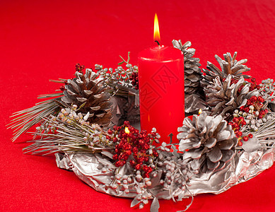 手工制作的圣诞节装饰品红色家常水平静物烛光松果点燃蜡烛背景图片