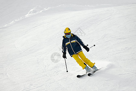 滑雪者头盔运动乐趣滑雪追求娱乐活动高山旅行爬坡图片