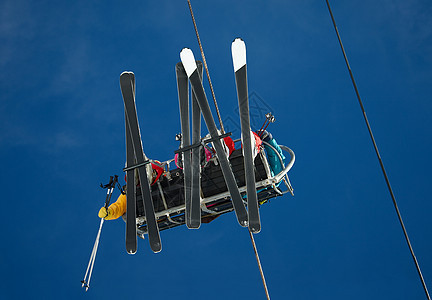 滑雪活动山脉旅行椅子电缆天空假期悬崖升降椅白色图片