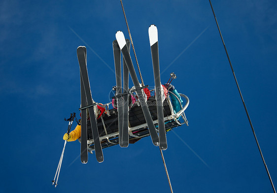 滑雪活动山脉旅行椅子电缆天空假期悬崖升降椅白色图片
