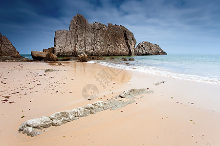 西班牙坎塔布里亚La Arnia海滩 Liencres海洋晴天海岸海浪岩石留置图片