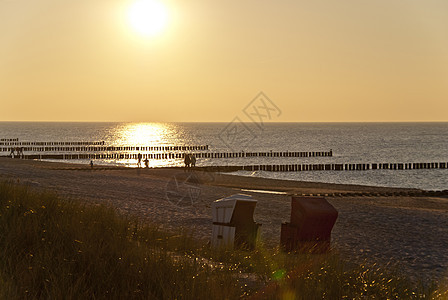 海滩椅子戏剧性沙滩海岸线日落两极旅游海岸地平线天空支撑图片