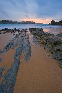 西班牙坎塔布里亚连克雷斯海岸海洋岩石留置天空海岸图片
