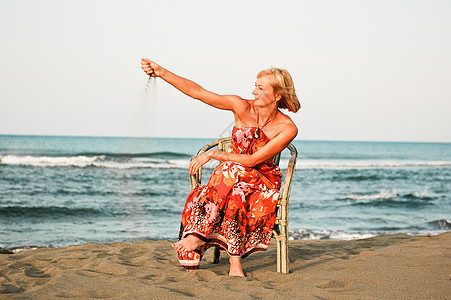 沙滩上孤独的女人图片