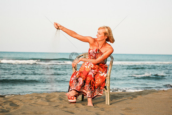 沙滩上孤独的女人图片