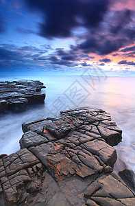 海湾侏罗纪岩石目的地蓝色波浪风景海浪海滩日落海岸图片