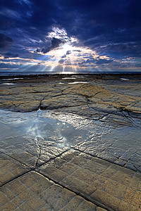 海湾岩石旅游风景日落蓝色海岸天空海滩目的地海浪图片