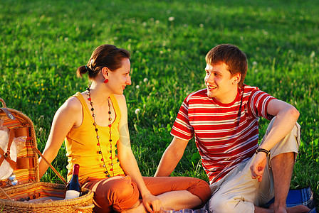 来野餐的情侣野餐追求家庭篮子食物水果公园女孩们朋友们夫妻图片
