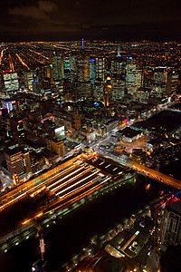 Flinders街车站城市火车天线摩天大楼建筑物反射建筑黄色路口夜生活图片