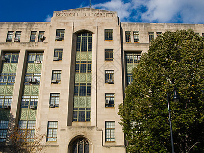 波士顿大学校园的一栋大楼图片