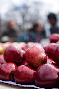 桌上的苹果抛光水果农民市场收成生产杂货店销售食物营养图片