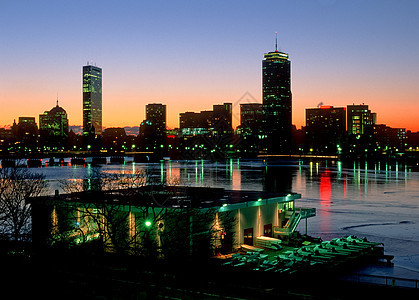 波士顿天际和麻省理工学院船坞建筑大学蓝色办公室景观反射船库建筑学日落色彩图片