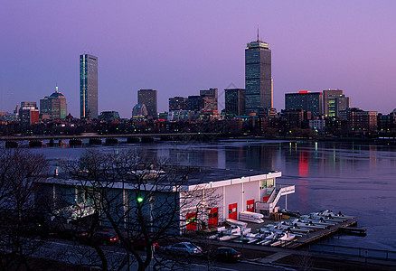 波士顿天际和麻省理工学院船坞建筑城市大学天际蓝色办公室反射色彩摩天大楼日落图片