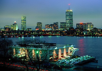 波士顿天际和麻省理工学院船坞日落建筑学天际反射天空城市大学建筑色彩摩天大楼图片