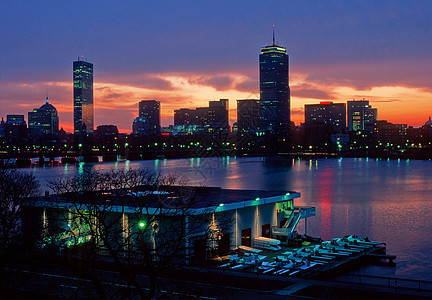 波士顿天际和麻省理工学院船坞建筑学天际反射蓝色色彩建筑摩天大楼城市日落天空图片