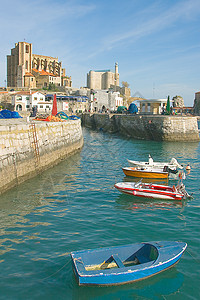 卡斯特罗乌尔迪亚莱斯港 西班牙坎塔布里亚码头钓鱼旅游海洋旅行灯塔村庄海岸教会图片
