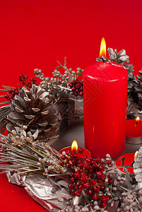 手工制作的圣诞节装饰品红色家常烛光静物蜡烛松果点燃图片