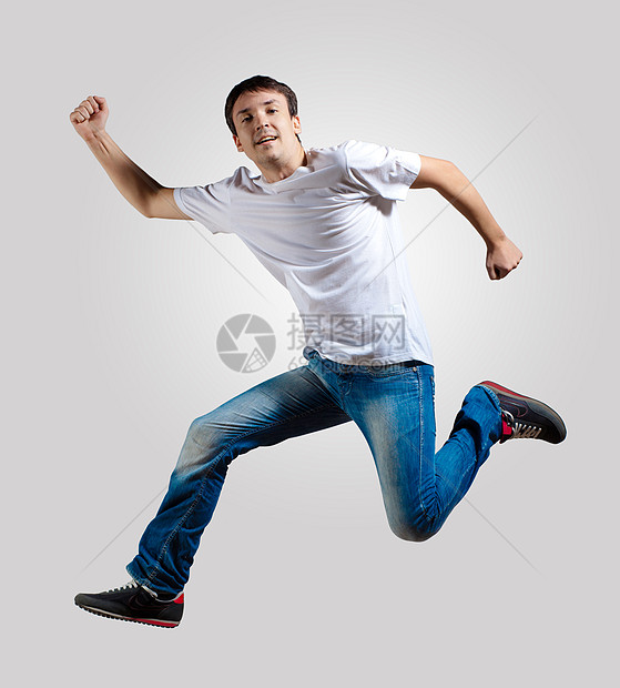青年男子跳舞和跳跃男生杂技有氧运动演员霹雳舞健身房舞蹈家音乐艺术姿势图片