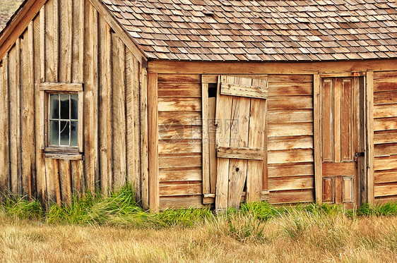 窗户和门的旧木制谷仓图片