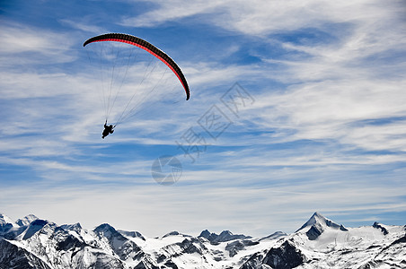 冬季山区和滑翔带山地背景的山丘图片