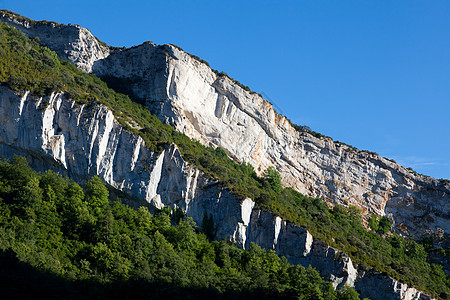 西班牙阿拉瓦Valderejo自然公园晴天工具树木行政区绿色山脉石头国家图片
