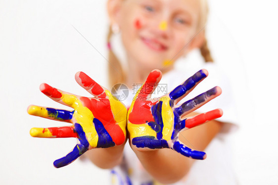 手上涂着油漆的幸福的孩子乐趣工艺创造力指纹童年喜悦艺术身份手指幼儿园图片