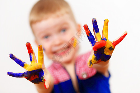 手上涂着油漆的幸福的孩子艺术品快乐艺术绘画画家女孩教育指纹创造力喜悦图片